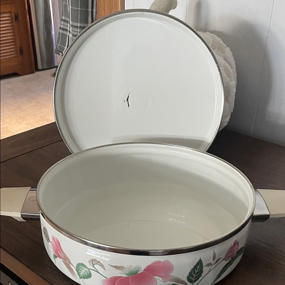 Mikasa Silk Flowers 2.5 qt Round Covered Casserole with Lid - Picture 5 of 6